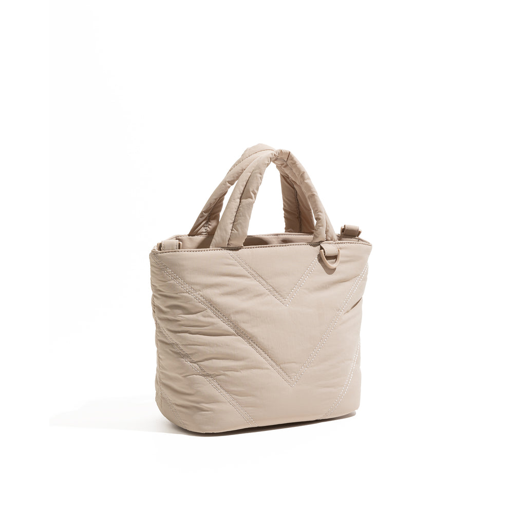 Hochwertige, ultraleichte Crossbody-Bag aus Nylon mit Steppfutter: eine stilvolle, geräumige Handtasche mit Reißverschluss für Damen