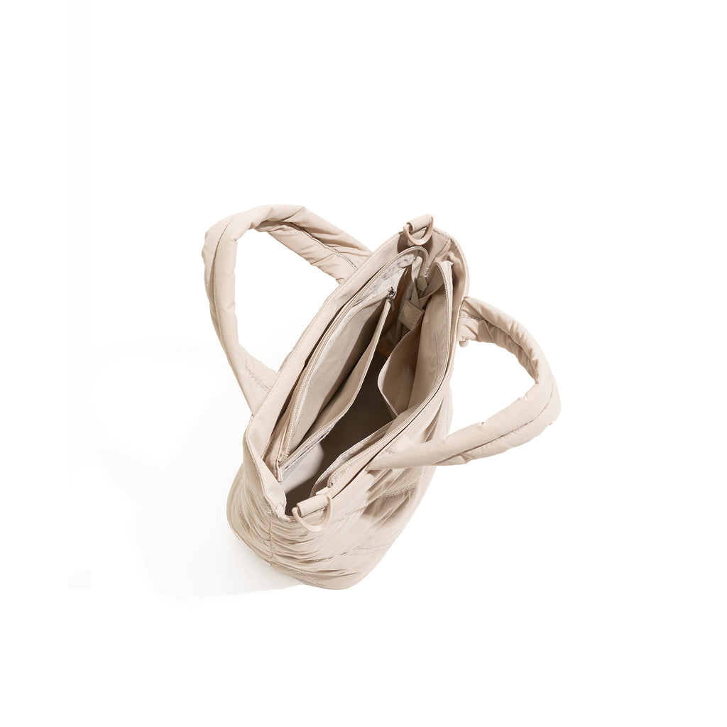 Hochwertige, ultraleichte Crossbody-Bag aus Nylon mit Steppfutter: eine stilvolle, geräumige Handtasche mit Reißverschluss für Damen
