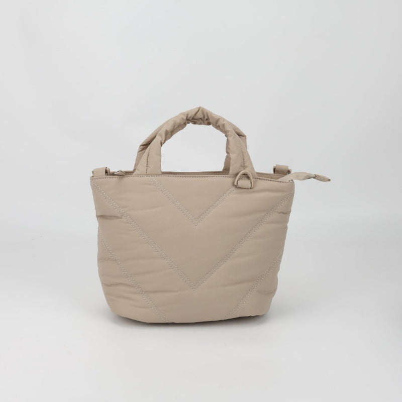 Hochwertige, ultraleichte Crossbody-Bag aus Nylon mit Steppfutter: eine stilvolle, geräumige Handtasche mit Reißverschluss für Damen