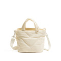 Hochwertige, ultraleichte Crossbody-Bag aus Nylon mit Steppfutter: eine stilvolle, geräumige Handtasche mit Reißverschluss für Damen