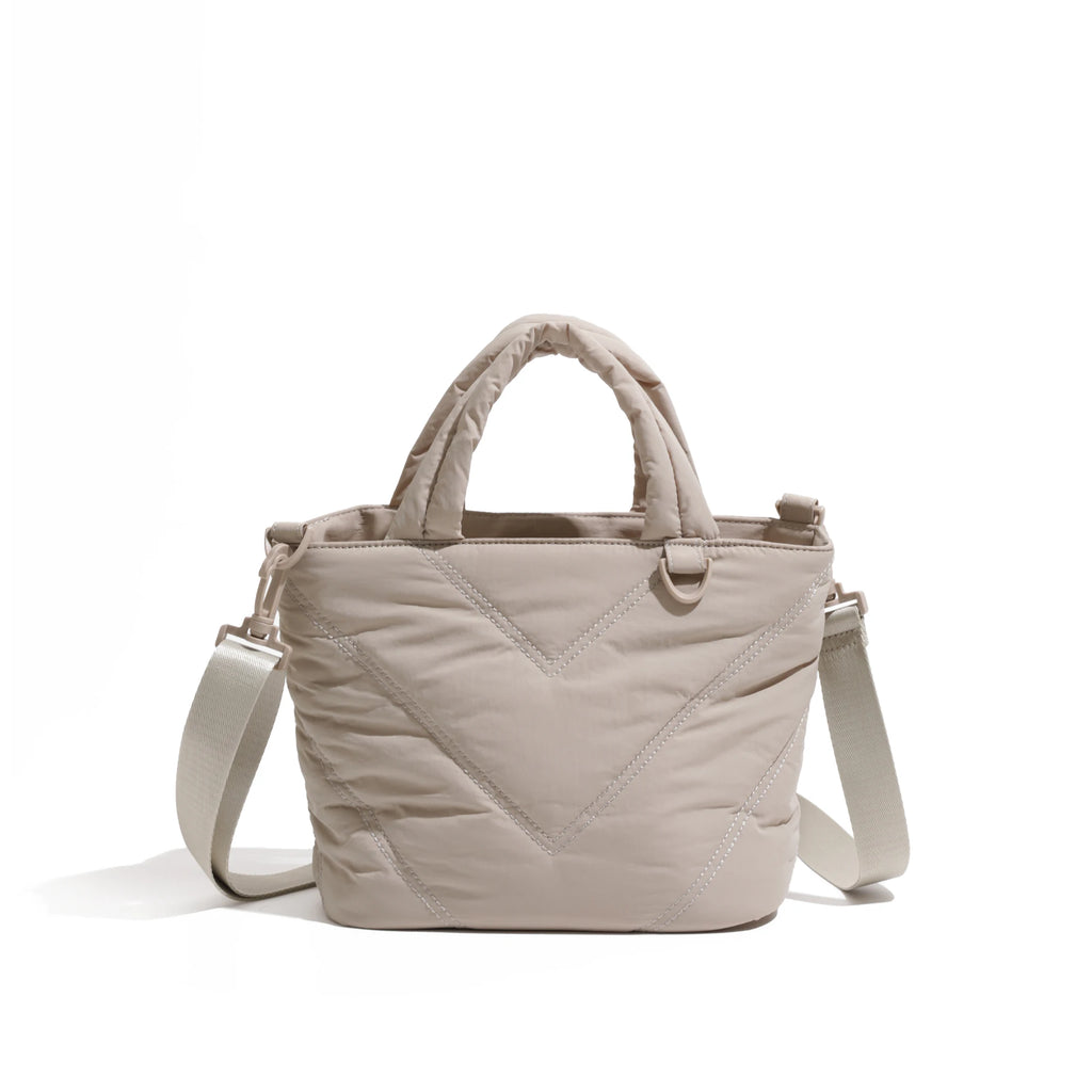 Hochwertige, ultraleichte Crossbody-Bag aus Nylon mit Steppfutter: eine stilvolle, geräumige Handtasche mit Reißverschluss für Damen